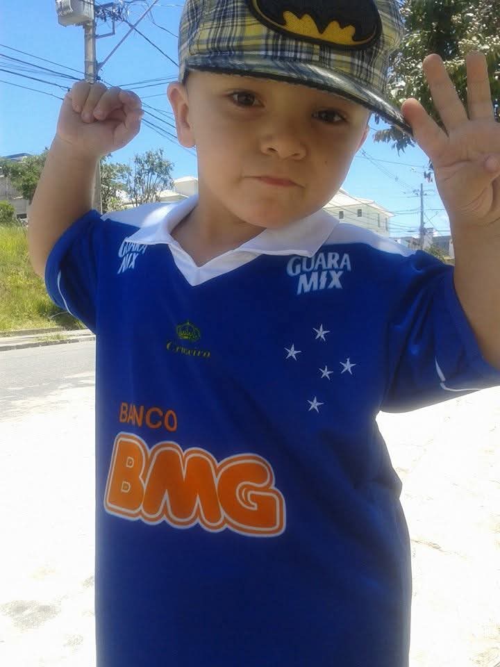 Eu com a camisa do Cruzeiro em frente ao meu antigo apartamento